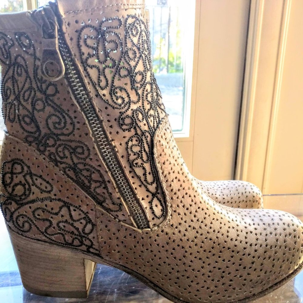 Perforated with chain embroidery leather boots